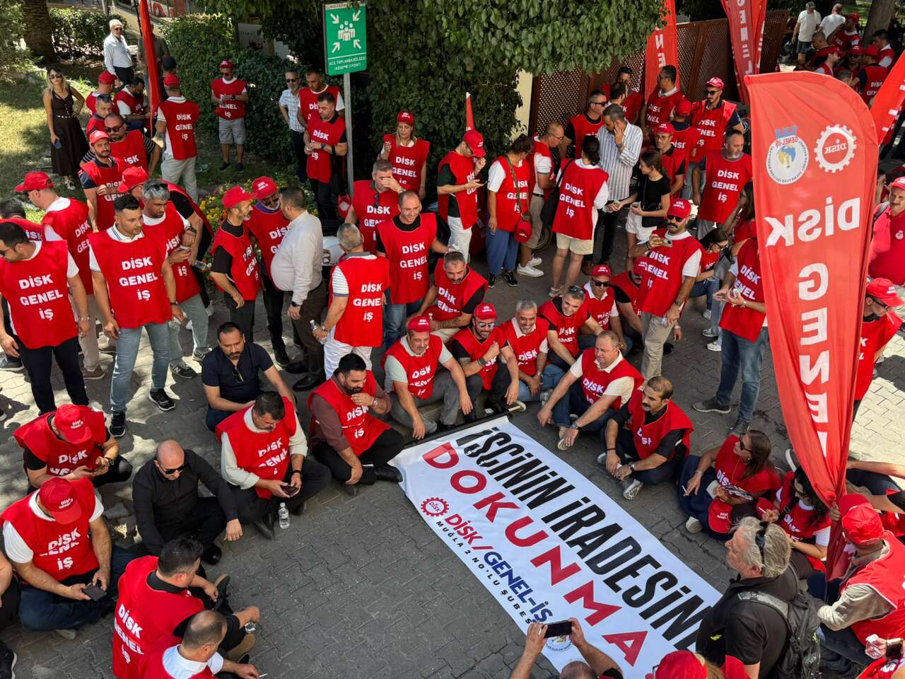 Muğla Büyükşehir Belediyesi’nde Sendikal Gerilim: Genel-İş Üyeleri Yürüdü, Oturma Eylemi Başlattı 9